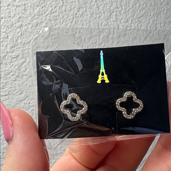 NWT Emma Vera Jewelry Silver Clover Stud Earrings - Picture 2 of 4